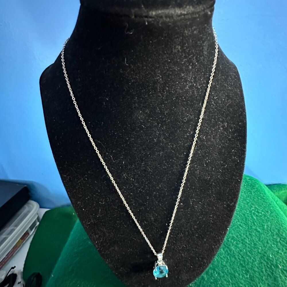Elegant Blue Stone & Silver Tone Pendant Necklace – Fashion Jewelry Accessory